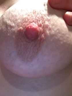 msjigglypuffs:Extreme nipple close up! Feel em between your lips. Want them between your teeth. Need them in your fucking mouth!