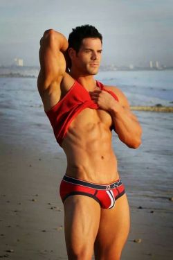 brentwalker092:  glad2bhere:  handsome model eric turner bulges well in his pistol petes  Yowza!!! :)