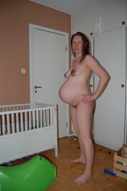 meatyhotdog:  Pregnant belly See more of this horny mom atÂ meatyhotdog.tumblr.com 