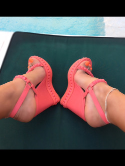 trams-amee:  sissymartina:  By the pool in my sexy wedges! Waiting for someone to flirt with me!And fuck my sissy cunt! Cock is on the menu tonight!! 😋😍😍😍  Luck gurl!!! 
