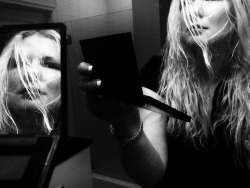 LivelyKaty`s clever mirror shot
