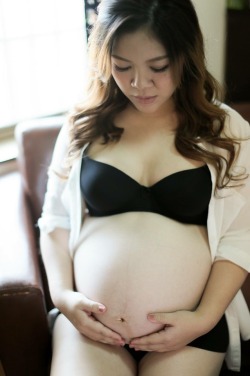 pregnantasianperfection:submission~  she really is perfect &lt;3