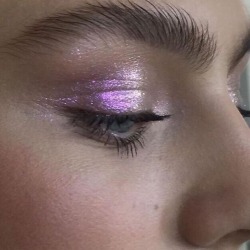 miss-mandy-m:  Makeup Mondays:  Iridescent violet 