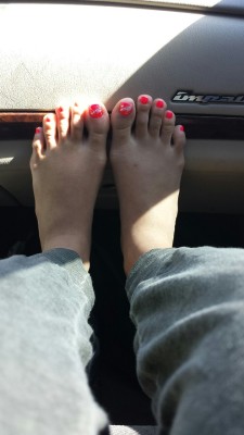 sluttyfeetmayayo:  My girls slutty feet 😍
