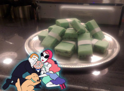 In honor of our new episode tonight, the Steven Crewniverse is sharing a big plate of cash*!(*cash made of mint chocolate chip fudge)We definitely don&rsquo;t mind having too much money!food prep: Christy Cohen!