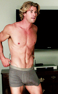 davidmuhn:  Chris Hemsworth in his underwear showing big fake bulge in the movie remake Vacation gif