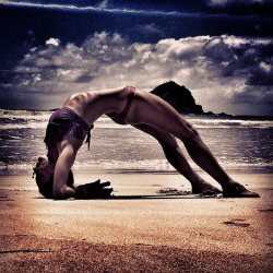 girls-do-yoga:  Yoga girl http://girls-do-yoga.tumblr.com/  One day i hope to get this kind of form.