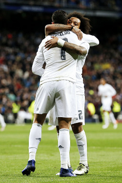 perda:     Cristiano Ronaldo and Marcelo Vieira celebrate their team’s opening goal during the La Liga match between Real Madrid CF and Villarreal CF at Estadio Santiago Bernabeu on April 20, 2016 in Madrid, Spain.   
