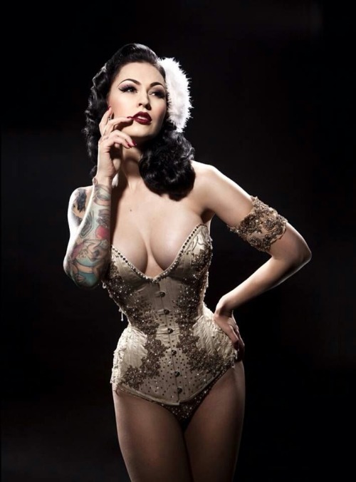 tattoos rockabilly curves pinup inked women Pinup model modern ...