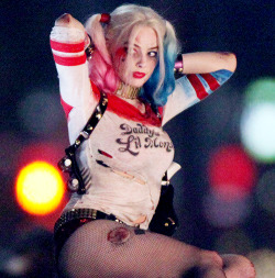 harleyquinsn-blog: Margot Robbie as Harley Quinn on the set of Suicide Squad in Toronto (5.10.15)