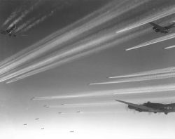 Scie di condensanzione di un formazione di B-17F Flying Fortress sui cieli della Germania, 1943 