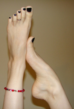 feetfiends:  ohhhhh love pale feet with black polished toes mm mm mmmmmm! 