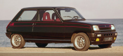 carsthatnevermadeit:  Renault 5 Alpine, 1976. A high performance version of the original 5 hatchback
