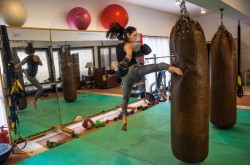 rejectedprincesses: Meet one of Saudi Arabia’s first female boxers: Halah Alhamrani Teaching girls to fight in a nation where women are not even allowed to drive, Alhamrani has taken the Instagram handle Flagboxing, where “flag” stands for “Fight