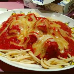 Spaghetti and Pork and Beef Meatballs. #food #foodie #foodporn #foodieporn #foodofinstagram #foodgram #instafood #instafoodie #nothealthy #tastycheese #toomuchfood #melbournefoodies #spaghetti #meatballs #italian #weightlossjourney