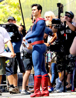 tl-hoechlin:     Tyler Hoechlin films Supergirl in Vancouver [SOURCE]      