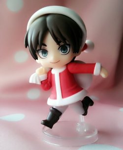 A look at Petit Nendoroid Santa Claus Eren (First announced here), a bonus gift for purchasers of Shingeki no Kyojin 18 Japanese Limited Edition!Release Date: December 9th, 2015