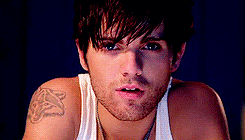 chelsearph:  4 Crackship Gifs of Thomas Dekker and Keahu Kahuanui Requested by: anonymous 