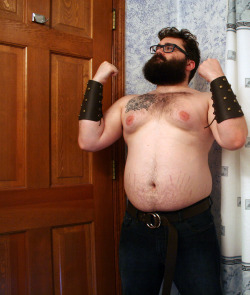 horny-geology-wolf: Up and down These are so cool, I feel cool  Unf, that beard, chest and gauntlets.