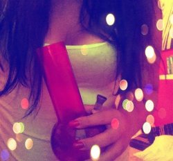 iamperfectlyhappy:  the best blog with girls with bongs!