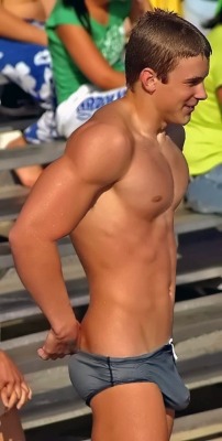 broswithoutclothes:  The Case Of The Superfluous Speedo