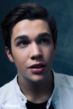 mexicanguys:  Mexican Guys&lt;3 he’s not mexican, but he sure is cute lol. Austin Mahone 