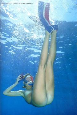 divedownthereuw:We like it when they dive nude…