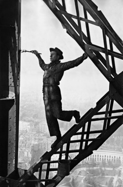 vieuxmetiers:  Marc Riboud - Le peintre de la Tour Eiffel, Paris, 1953. 