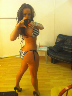 thickleggz:  neonessgifs:  Amber Priddy  Click HERE for more ThickLeggz. Click HERE to submit your Thick.    ThickLeggz