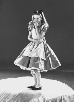 jedavu:  Old Photos Reveal How Disney’s Animators Used A Real-Life Model To Draw Alice In Wonderland Kathryn Beaumont, the actor who voiced both Alice in Disney’s Alice in Wonderland and Wendy in Disney’s Peter Pan, also modeled for the animators.