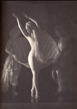 spectreofsexlessappeal:  Dalí’s Venus in Léonide Messine’s Bacchanale, ballerina Nini Theilade 