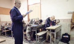 sabrwasumud:  guardian:  Hairless hero: Iranian teacher shaves head in solidarity with bullied pupil When Iranian schoolteacher Ali Mohammadian noticed that one of his students was being bullied after going bald as a result of a mysterious illness, he