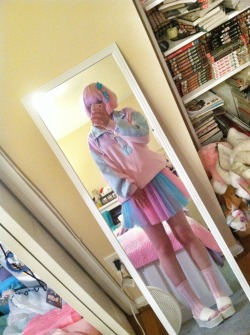 mahouprince:  mewmewkittens:  I wish it wasn’t so hot out! I want to wear this coord out so badly but it’s so warm!  Top: Thrifted Skirt: 6% Dokidoki  Accessories: 6% Dokidoki  Shoes/socks: offbrand  THIS IS SOOOOOO GOOOOODDD WTF