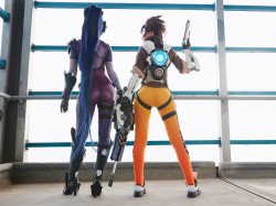 cosplay-booties:  Widowmaker and Tracer from Jannet incosplay and Ardsami cosplay 