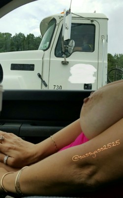 sassyass2525:  @sassyass2525 Flashed a couple truckers to finish off the road trip today!! 