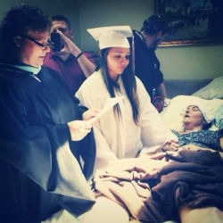 deezcandiedyamztho:  akissonthecollarbone:  clarknokent:  killerbosset:  stunningpicture:  Girl graduates in front of her terminally ill mother.  *real tears*  Bruh  Damn I just stopped crying from the bullying song now this…  awww 