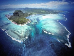bones-ashes-glass:  skeletales:  Approximately 1,200 miles off the southeast coast of Africa lies an island nation known as Mauritius that gives off the illusion of an underwater waterfall at the southwestern tip of the island. The visually deceiving
