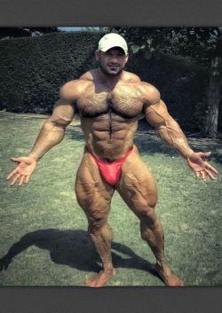 freakmuscle:  (via MyMuscleVideo - Muscle Everywhere)  Exceptional looking - and that bulge is awesome.  I want this man!