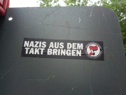 urbansubversiv:  Nazis aus dem Takt bringen.