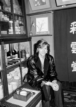 davidssecretlover:   A Day In Kyoto Saiundo-Japanese Traditional Art Supply Shop, 1980  Photo © Masayoshi Sukita 
