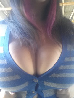 Oops one boob popped out 🤷‍♀️ : r/BigBoobsGW