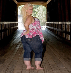 fatluvrarchie:  hefty hefty hefty. I guess those jeans love her.