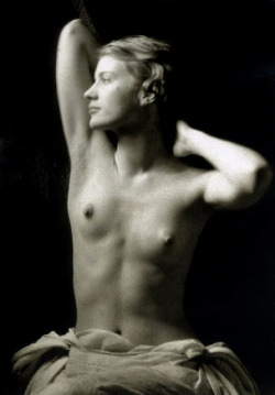 fragilesubmission:  Self portret from Lee Miller Elizabeth “Lee” Miller, Lady Penrosewas an American photographer. Born in Poughkeepsie, New York in 1907, she was a successful fashion model in New York City in the 1920s before going to Paris, where