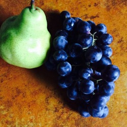 lilacmeadow:  Look at these beautiful organic babies from the farmers market omg 🍐🍇   fresh is da best