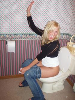 goldenshowersofpee:  AmateurÂ : Girl on toilet 