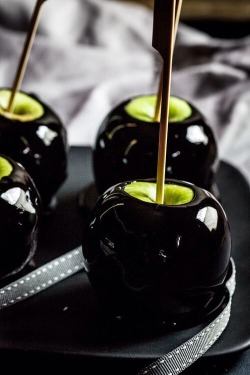 king-of-aces:  pumpkintears:  Just a pinch of black food coloring gel in a regular candy apple recipe and you get perfection. #perfect poison apples  It’ll have people wondering