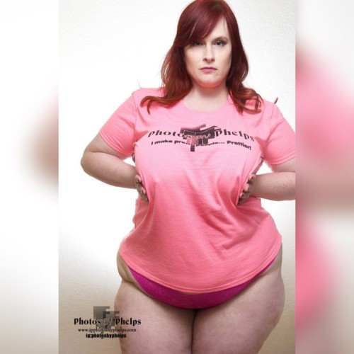 #throwback to shooting award winning adult Actrss Asstyn Martyn   @bootiesneversaydie  rocking the Infamous T shirt !! Thanks to @damesarts for the awesome print work on the shirt as always.  #photosbyphelps #tshirt #curves #ginger #bigbust #sigma #nikon