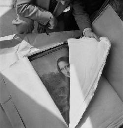 historyinpics42:  Mona Lisa being returned to its home at the Louvre in Paris - France after WW2 - 1945 Click Here to Follow HISTORY IN PICS