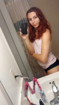 littlechio:  night everyone here’s a few selfies after my shower cam show and i realized my curly hair looks awesome :D 
