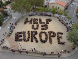 ifihadanocelot:  useless-catalanfacts: Citizens of this small town in Catalonia made a human mosaic to ask the European Union to intervene and tel Spain to stop using this blatant police brutality against the Catalan people. guys what’s happening in